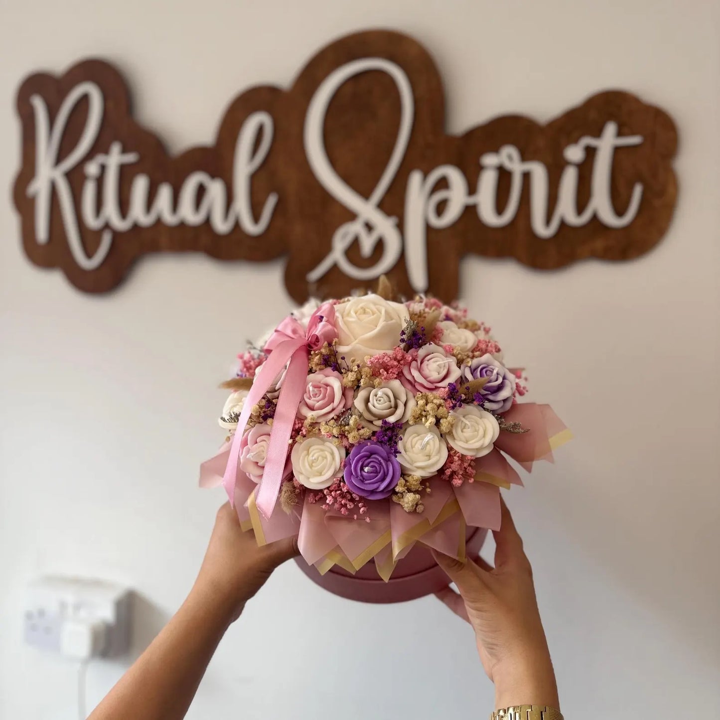 Handmade Scented Candle Bouquet with Roses – Soy Wax Gift for Birthday, Mother’s Day, Women’s Day, or Elegant Home Decor